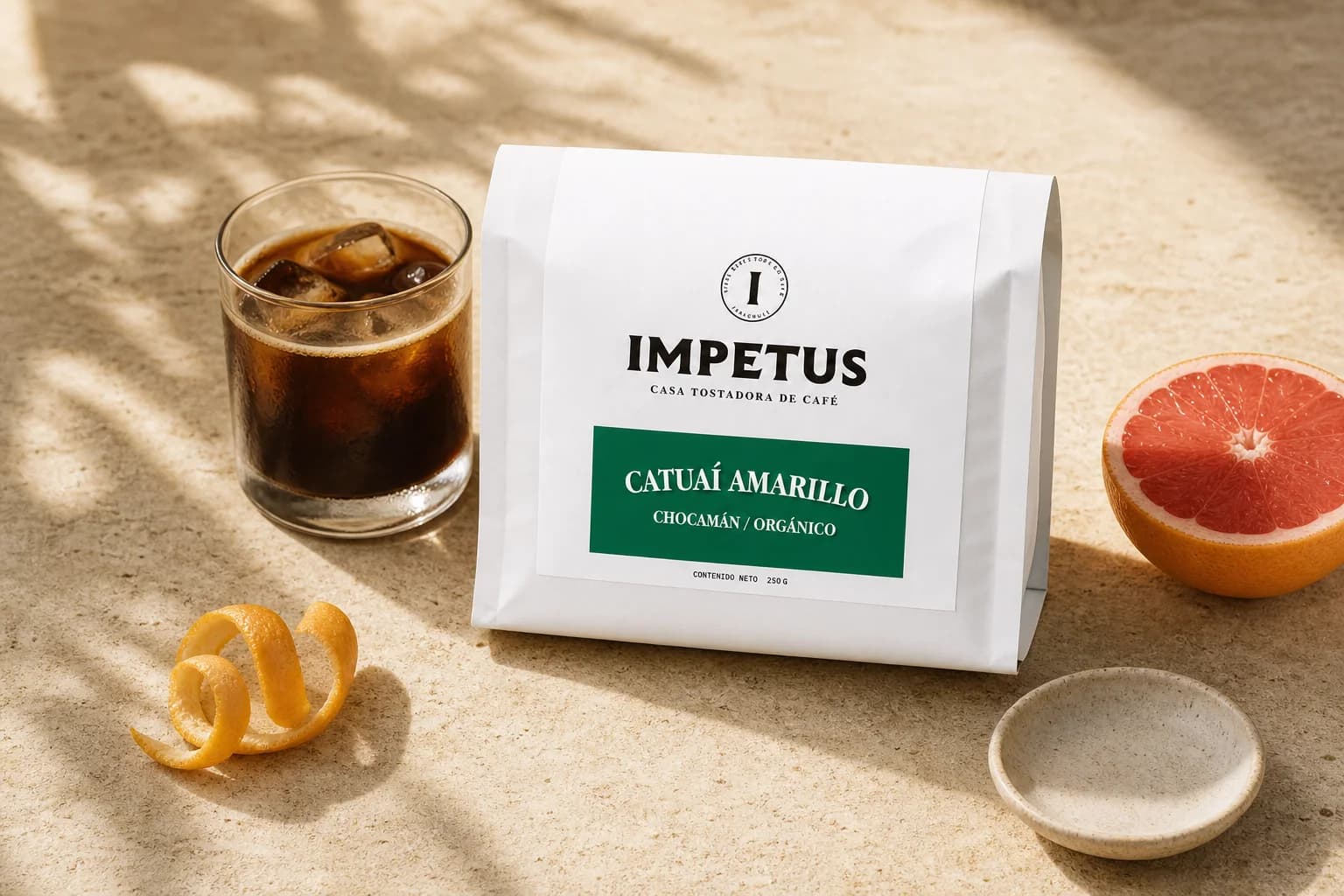 Bolsa de café IMPETUS Catuaí Amarillo con café frío y toronja