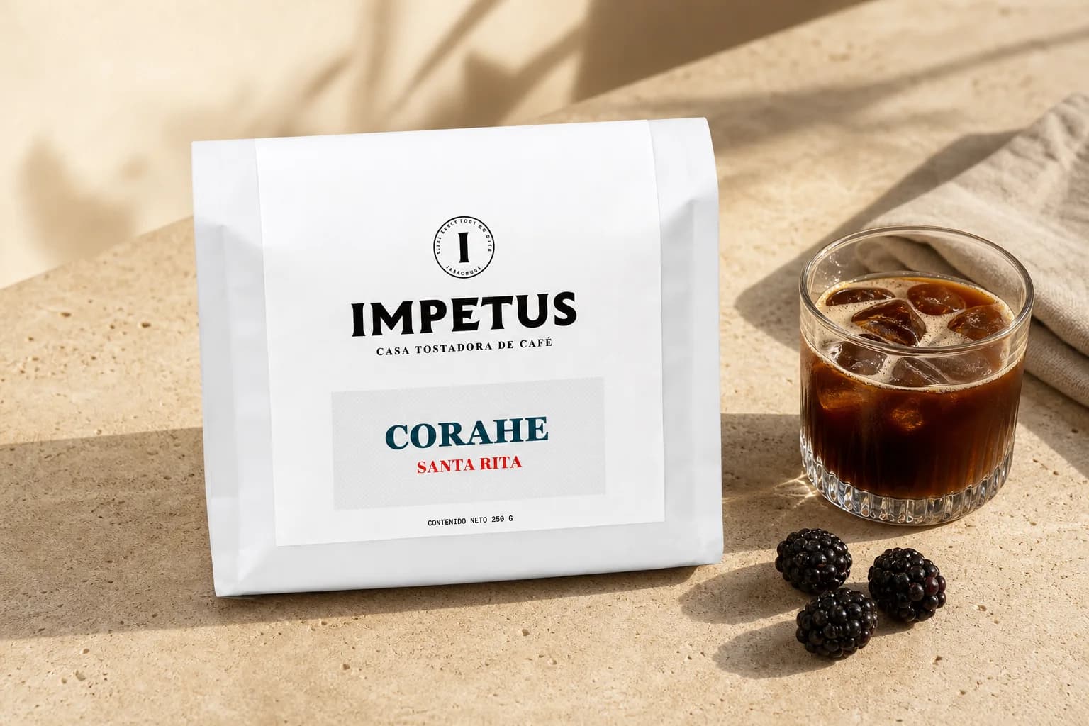 Bolsa de café IMPETUS Corahe Santa Rita junto a café frío y moras
