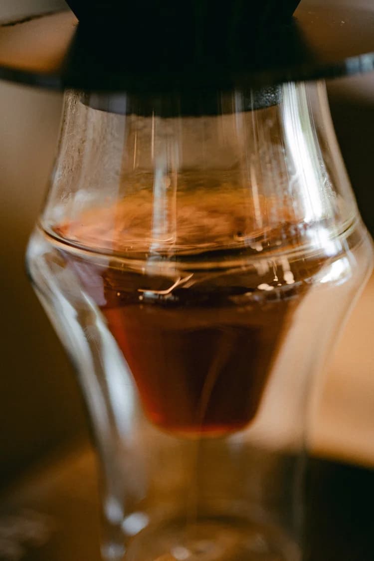 Café recién preparado en la barra de IMPETUS