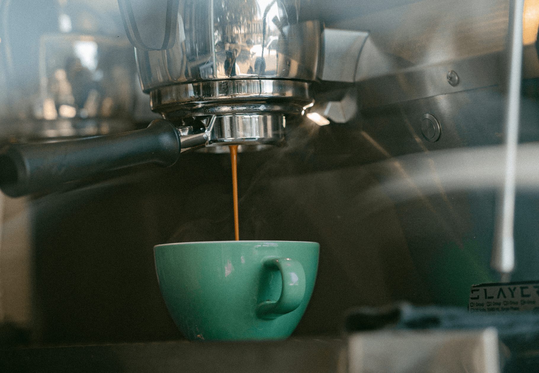 Taza de café recién preparado junto a una servilleta de lino